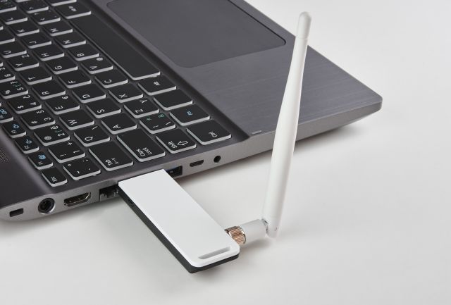 Adapter Wi-Fi podłączony do laptopa