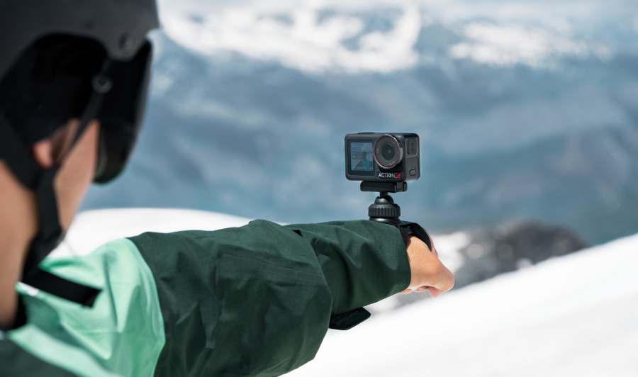 kamera sportowa dji osmo action 5 pro na snowboardzie