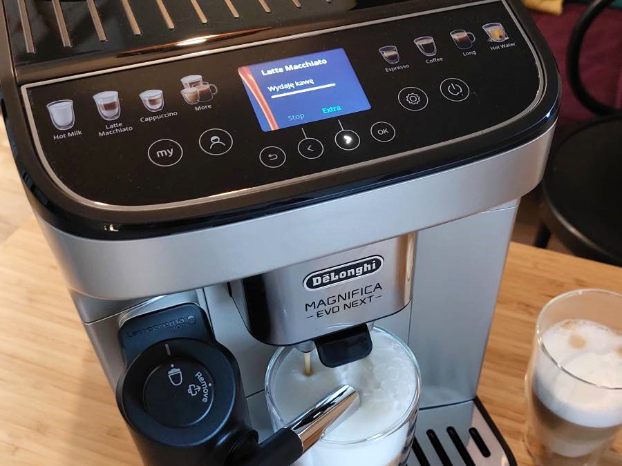 Ekspres DeLonghi Magnifica Evo Nexy przygotowuje latte macchiato