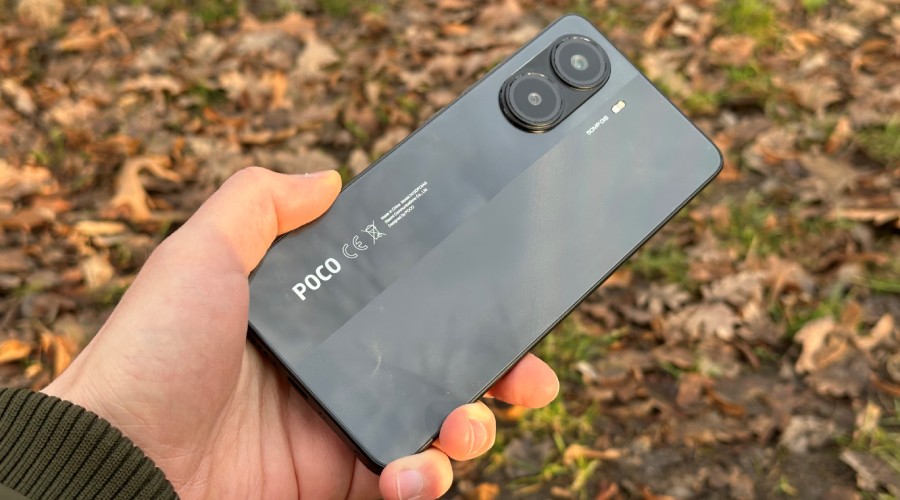 Telefon POCO X7 Pro trzymany w dłoni