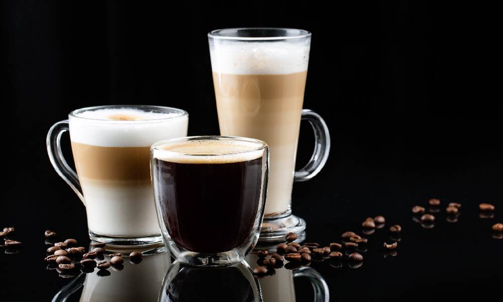 Trzy rodzaje kawy z ekspresu: czarna, caffe latte i latte macchiato.