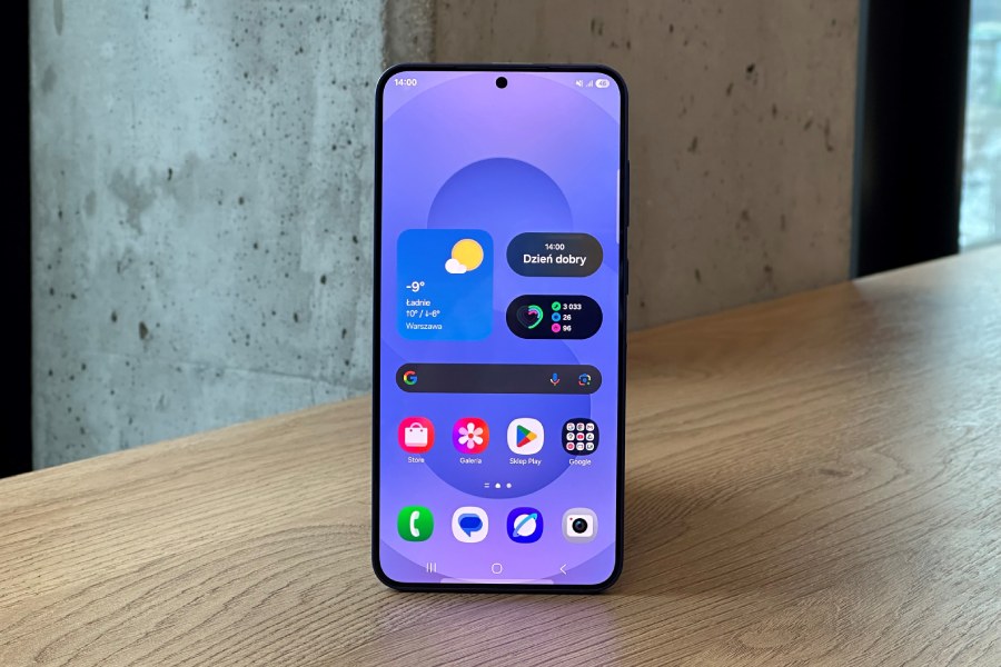 smartfon Samsung Galaxy S25 Plus z włączonym głównym ekranem