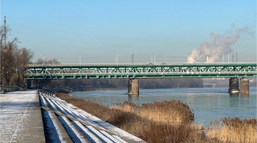 zdjęcie mostu nad rzeką w zimowej aurze