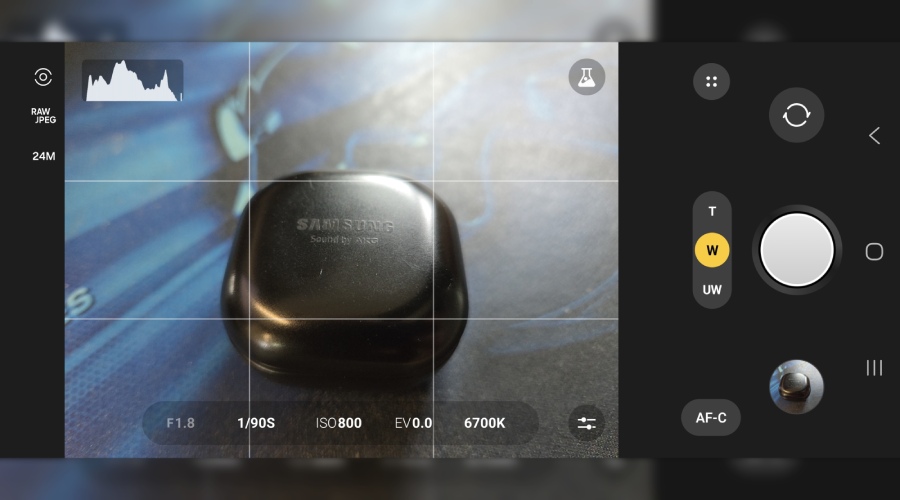 zrzut ekranu z tryby Expert Raw w aparacie Samsung Galaxy S25 Plus