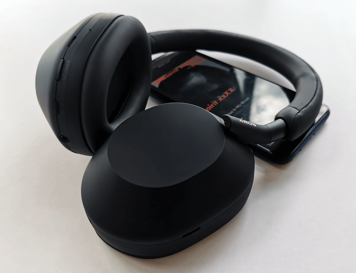 Słuchawki WH-1000XM5 odtwarzające muzykę