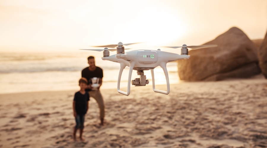 wakacje rodzina z dronem