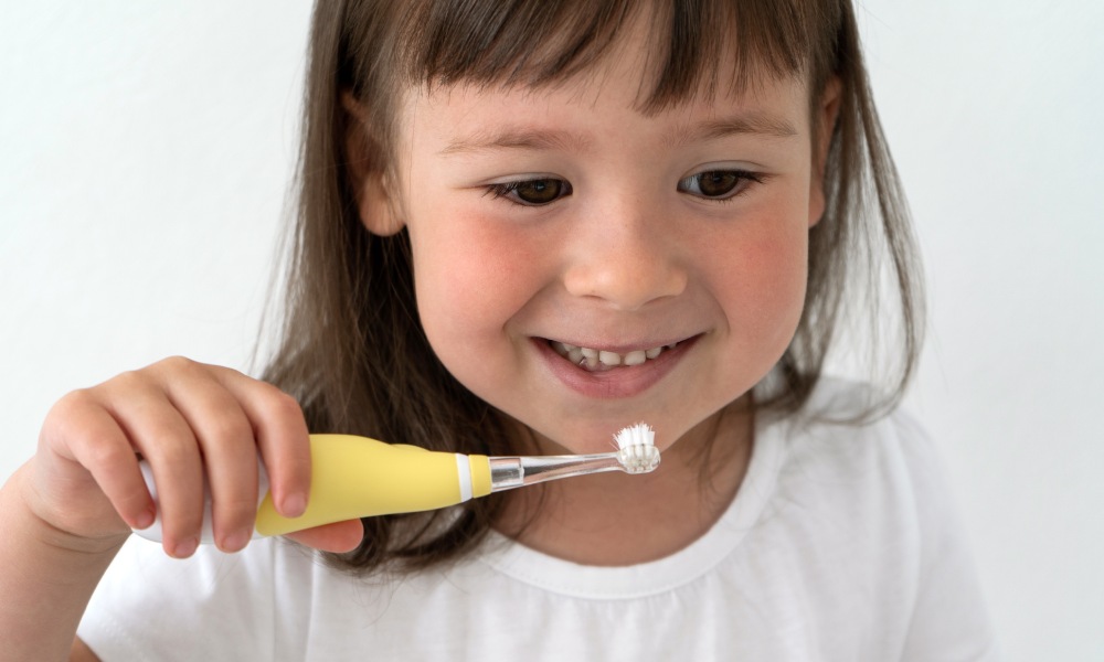 małą dziewczynka myje zęby