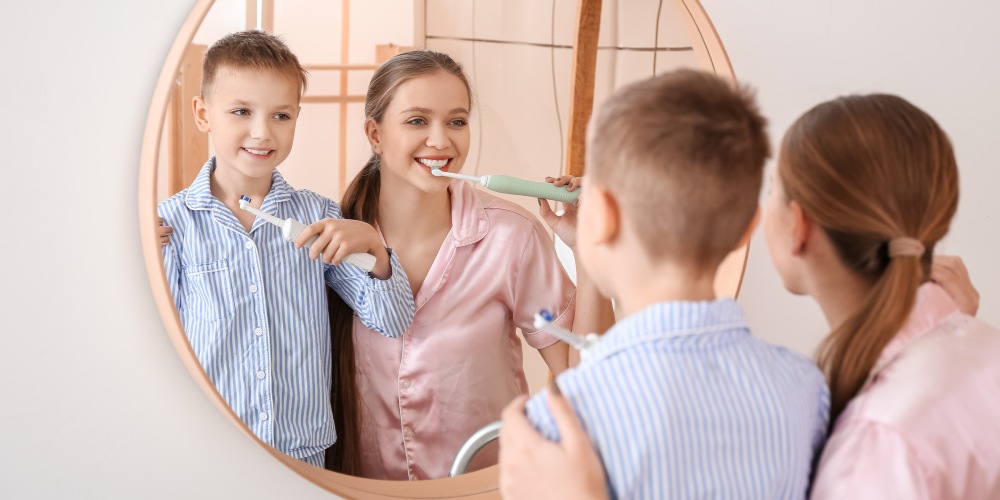 mama myje z synkiem zęby szczoteczką elektryczną