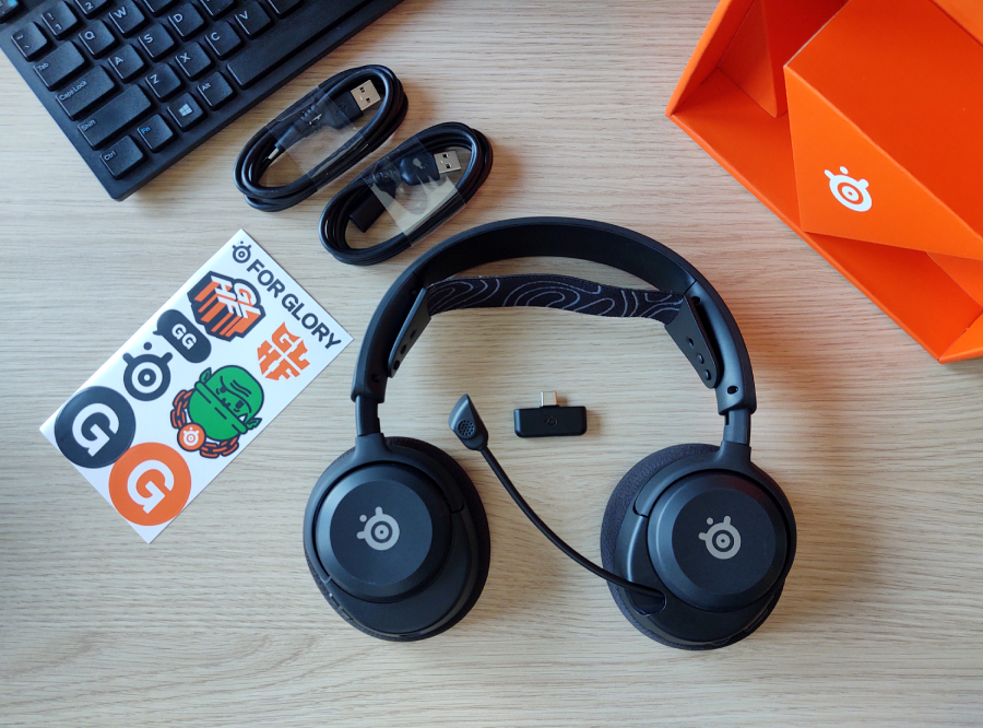 steelseries arctis nova 5 wireless i zawartosc pudelka na biurku