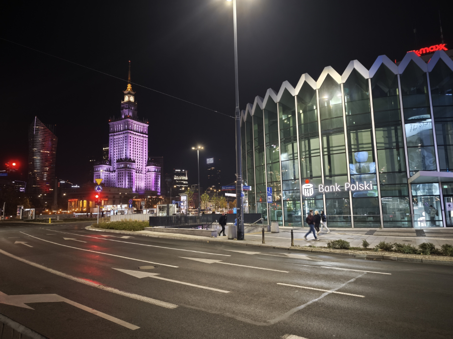 palac kultury i nowa rotunda w nocy tylko czychaja az je zobaczysz, sfotografia wykoanan smartfonem xiaomi 14t pro