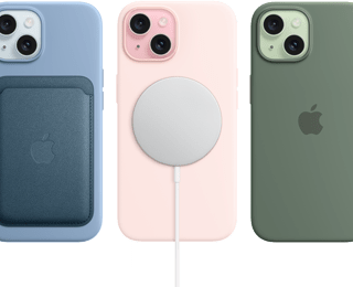 iPhone 15, silikonowe etui z MagSafe do iPhone’a 15, portfel z tkaniny FineWoven z MagSafe, ładowarka MagSafe, akumulator MagSafe.